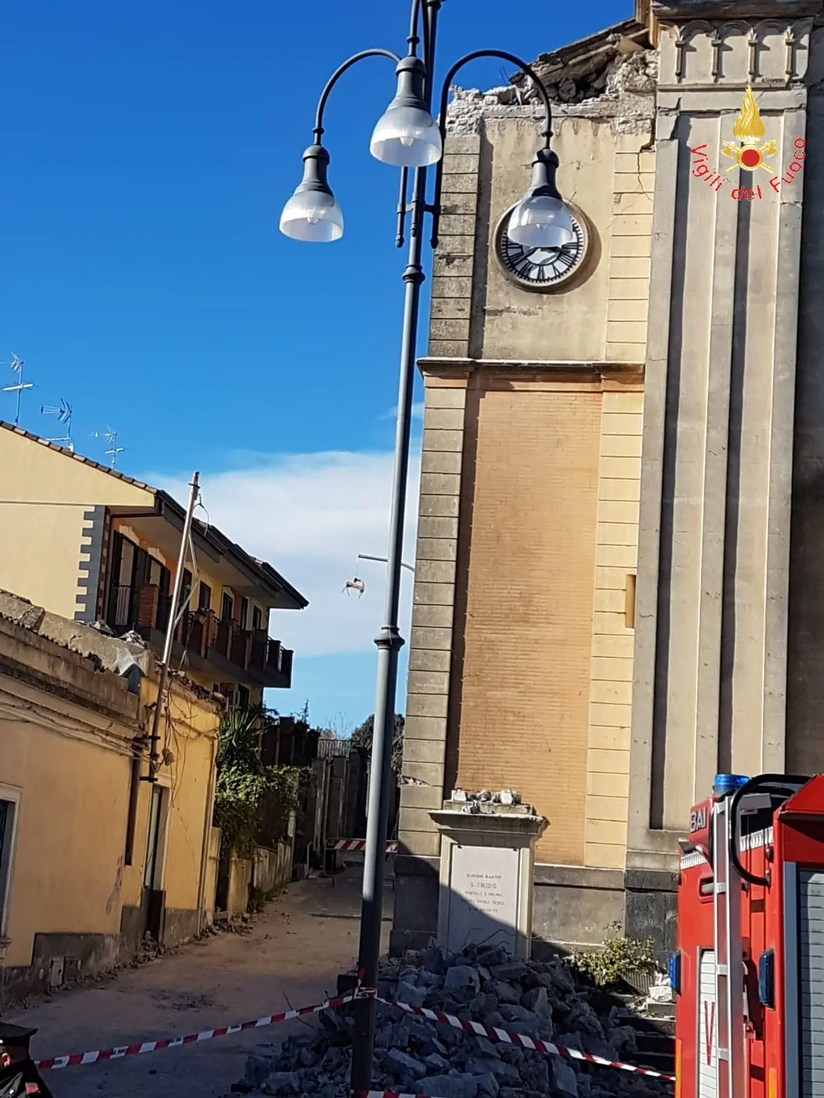 Terremoto: i Vigili del fuoco di Catanzaro a Zafferana Etnea (Foto)