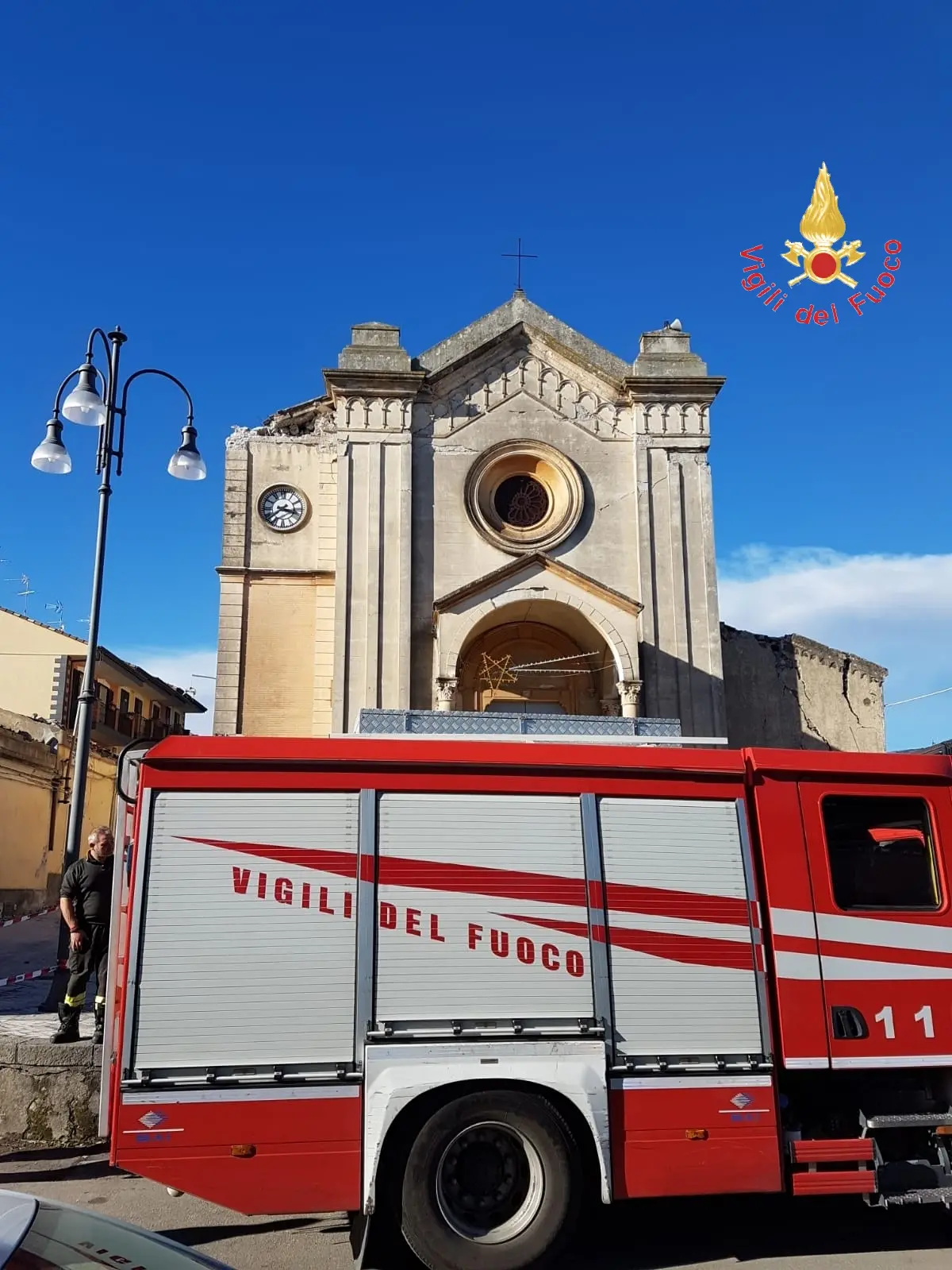 Terremoto: i Vigili del fuoco di Catanzaro a Zafferana Etnea (Foto)