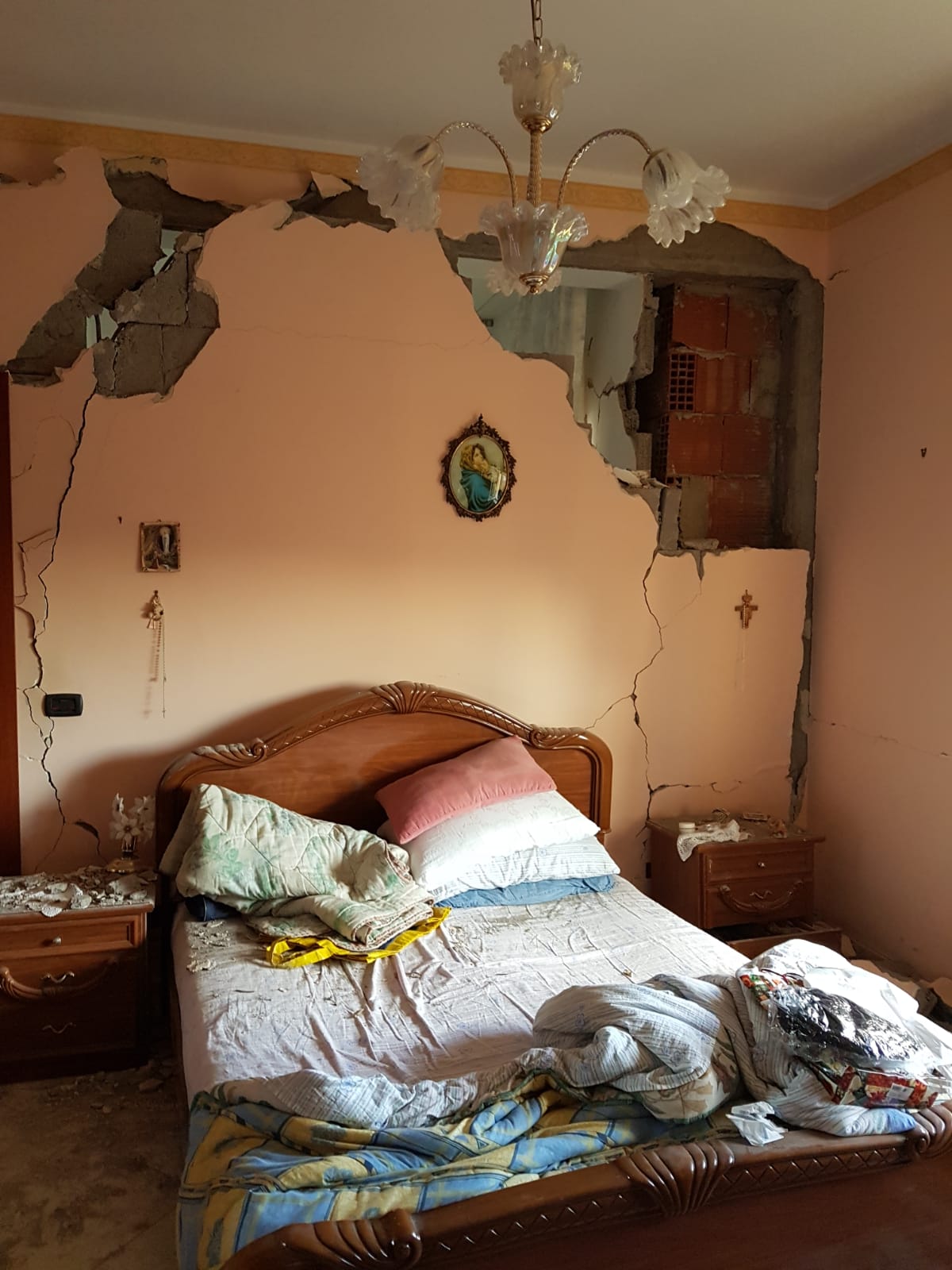 Terremoto: i Vigili del fuoco di Catanzaro a Zafferana Etnea (Foto)