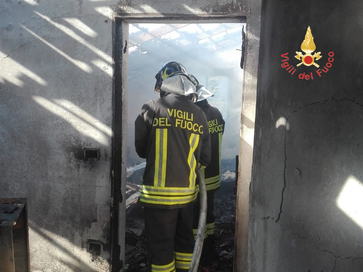 Divampata abitazione nel catanzarese, Il rogo è partito dal caminetto intervento dei VVF