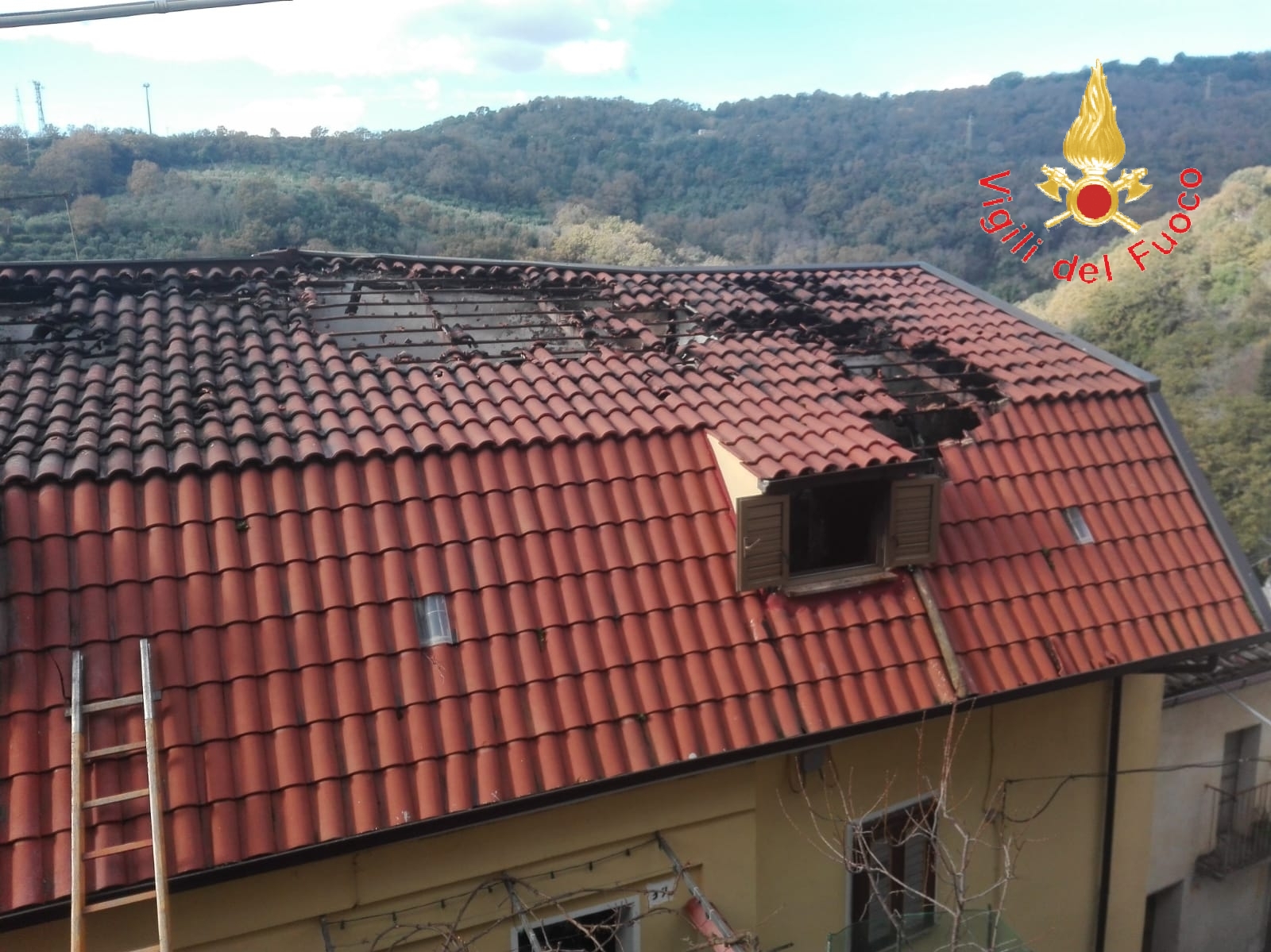 Divampata abitazione nel catanzarese, Il rogo è partito dal caminetto intervento dei VVF