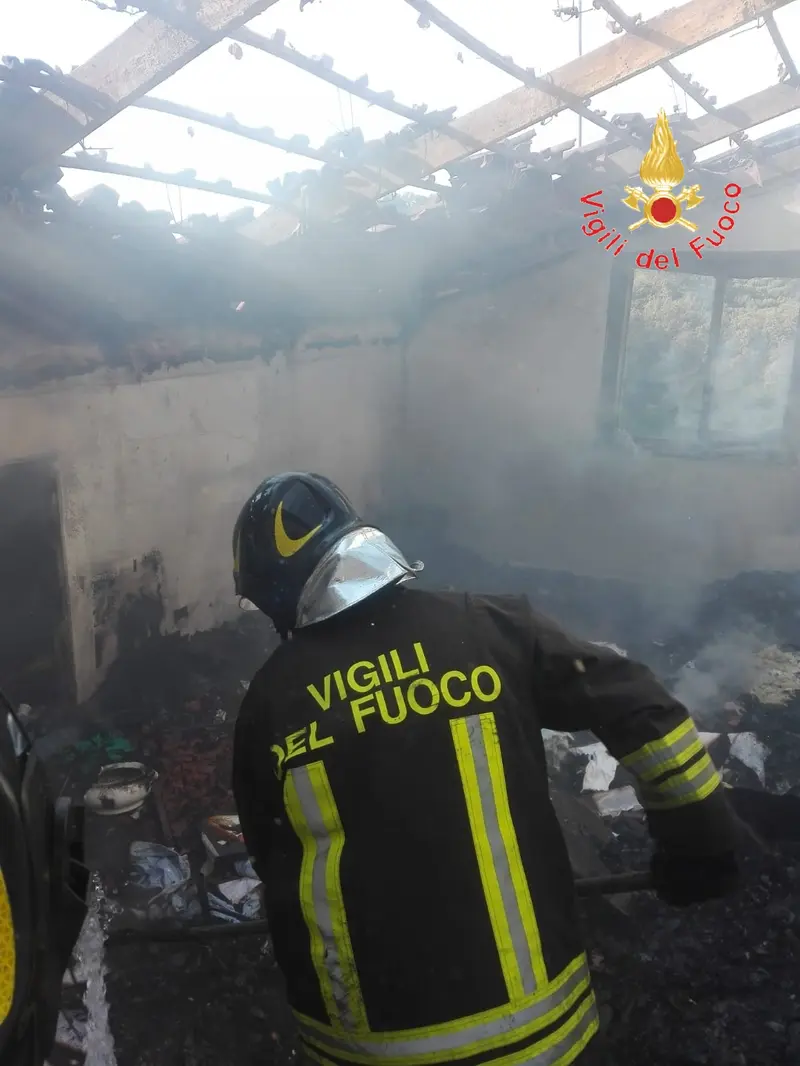 Divampata abitazione nel catanzarese, Il rogo è partito dal caminetto intervento dei VVF