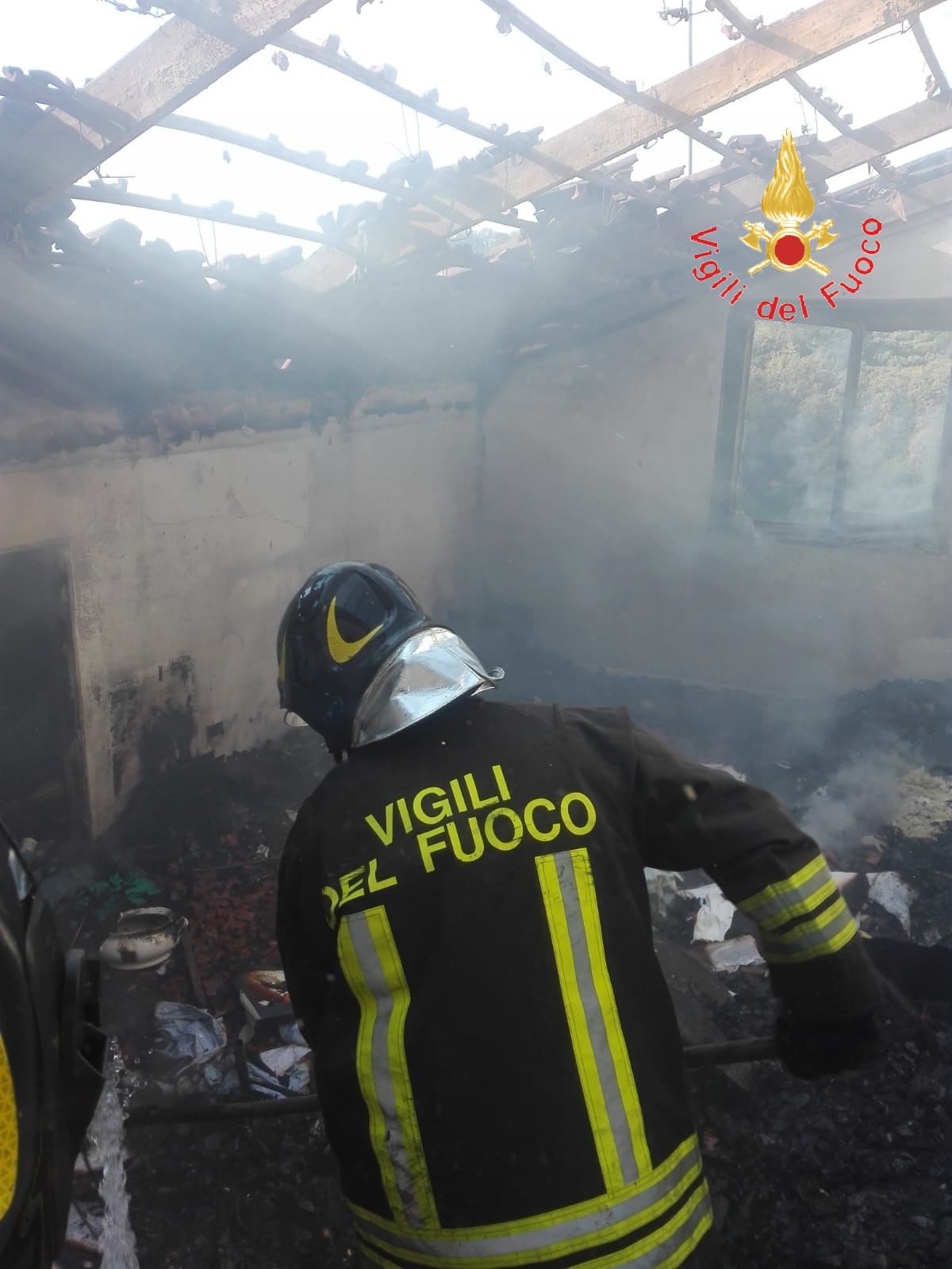 Divampata abitazione nel catanzarese, Il rogo è partito dal caminetto intervento dei VVF