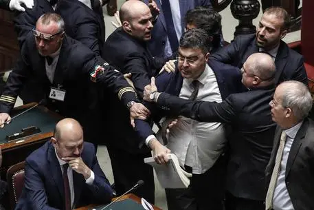 Manovra in Aula, finisce in bagarre