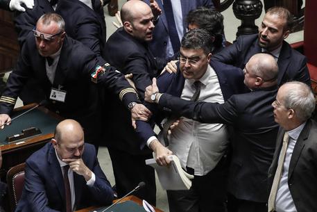 Manovra in Aula, finisce in bagarre