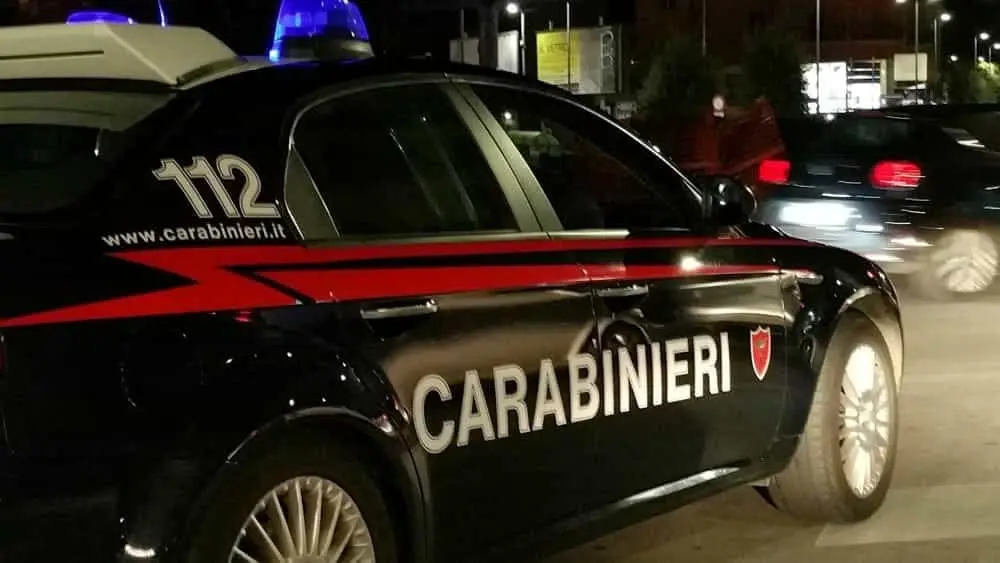 Porta via bancomat con gru e autocarro, arrestato nel Napoletano