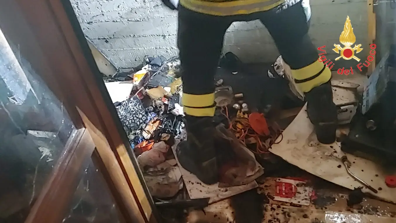 Catanzaro, un petardo innesca incendio su balcone, salva donna anziana, intervento dei VVF