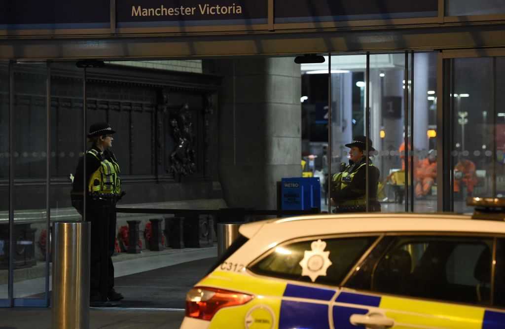 Manchester, uomo accoltella due passanti e un poliziotto: arrestato