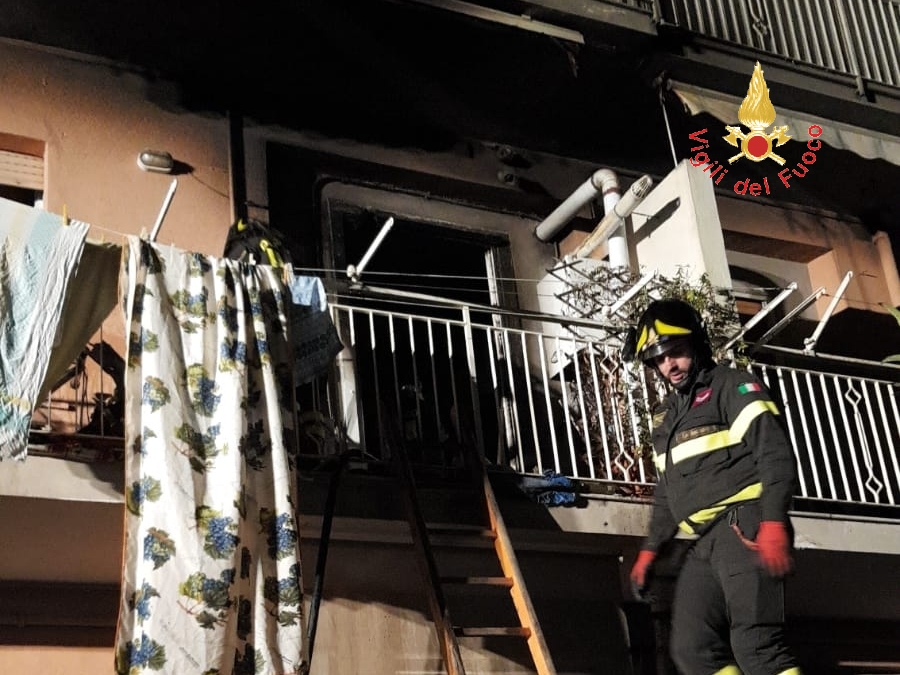 Incendio divampato in appartamento nel catanzarese i VVF evitano il peggio