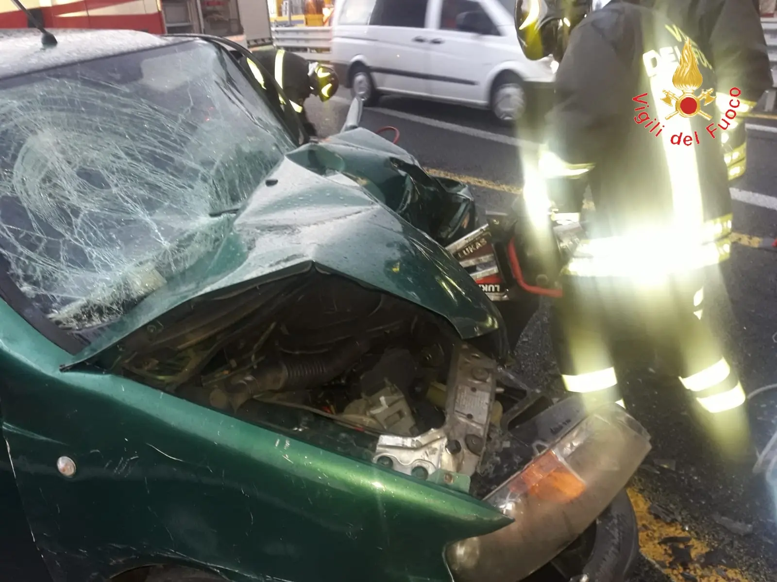 Incidente Stradale: A2 auto impatta contro guardrail i VVF estraggono dalle lamiere il conducente