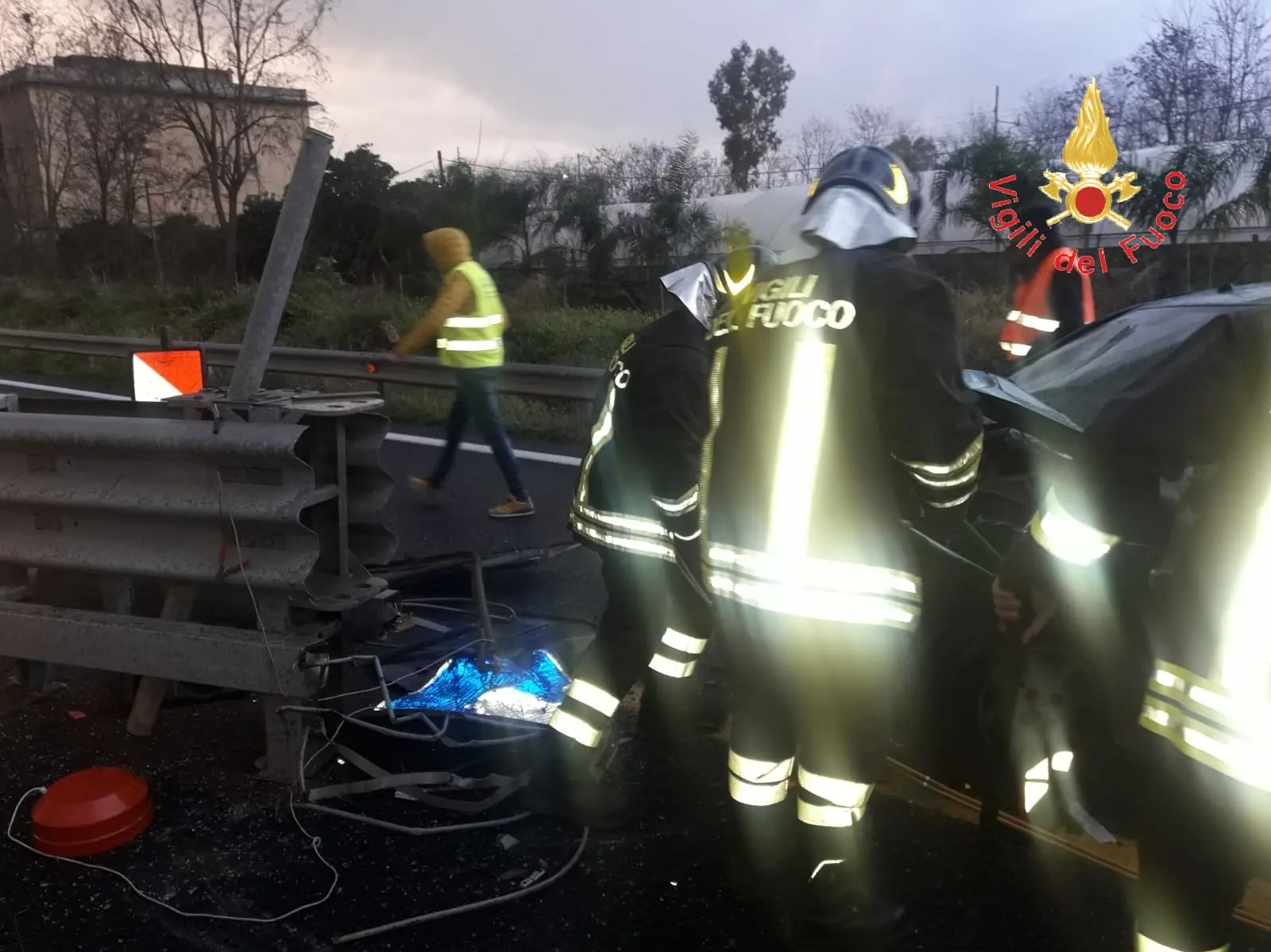 Incidente Stradale: A2 auto impatta contro guardrail i VVF estraggono dalle lamiere il conducente
