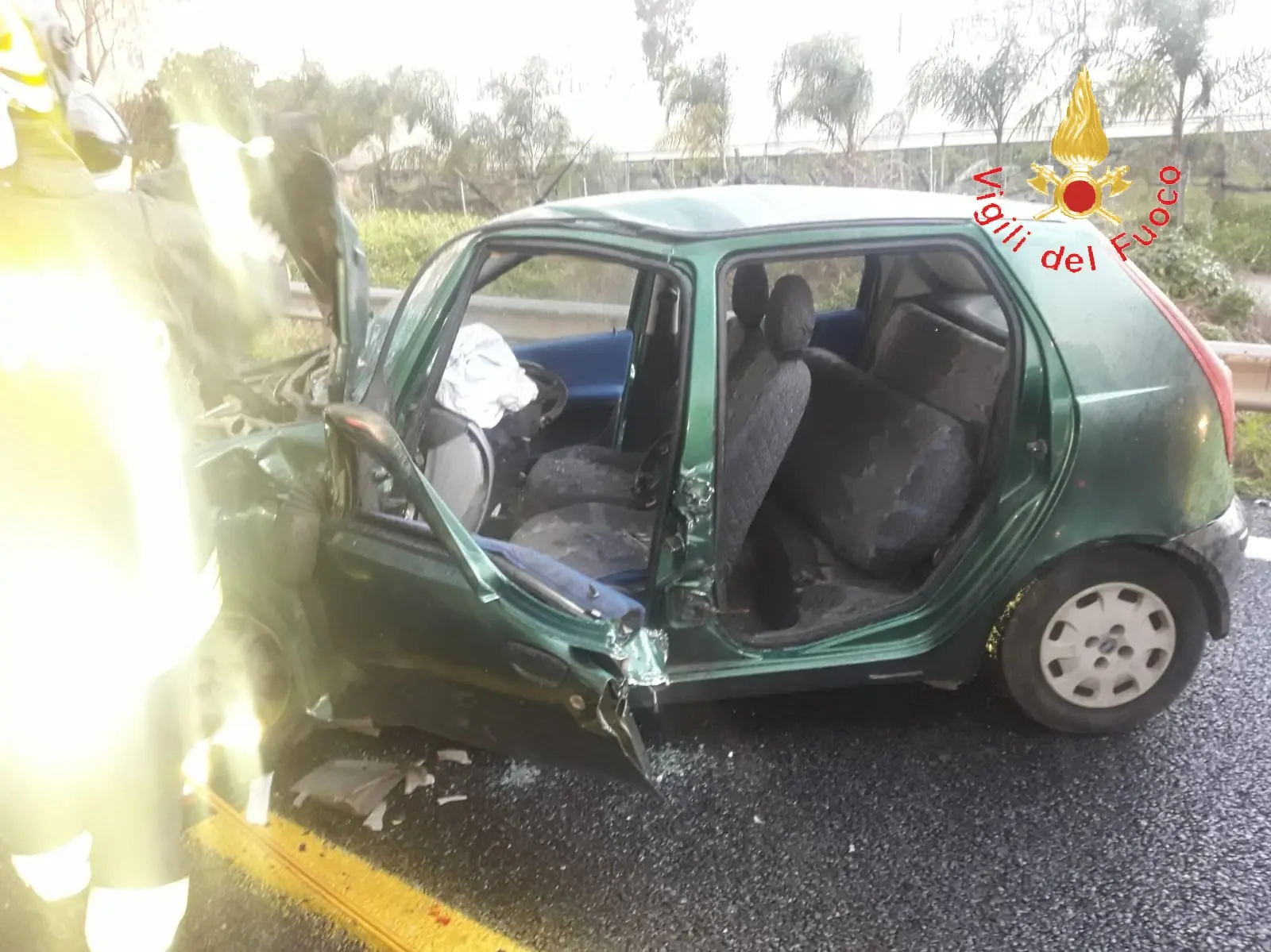 Incidente Stradale: A2 auto impatta contro guardrail i VVF estraggono dalle lamiere il conducente
