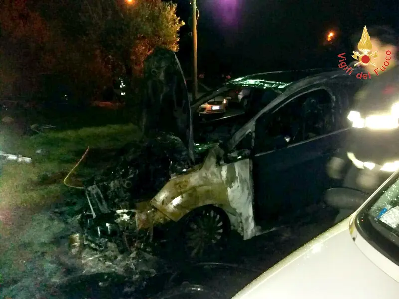 Divampata Auto a Lamezia. Panico tra gli abitanti del condominio intervento dei VVF