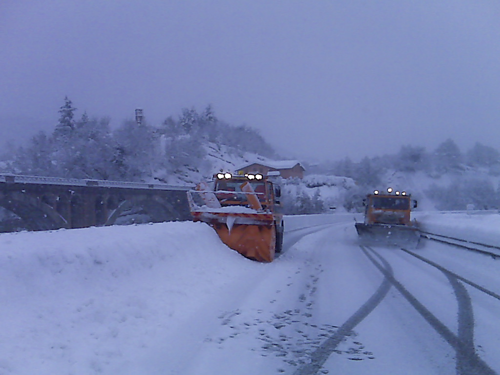 Maltempo: neve e gelo, mezzi spargisale in azione nel Barese