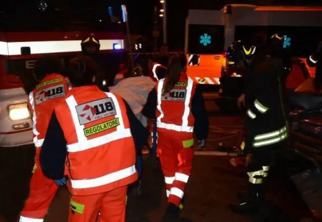 Cinghiali su A1 provocano grave incidente, un morto e 10 feriti