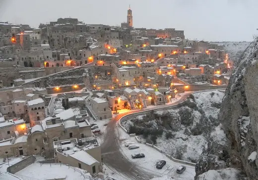 Imbiancati Sassi Matera e Vesuvio, gelo al Centro-sud Neve in Abruzzo e Salento, dall'Epifania tempe