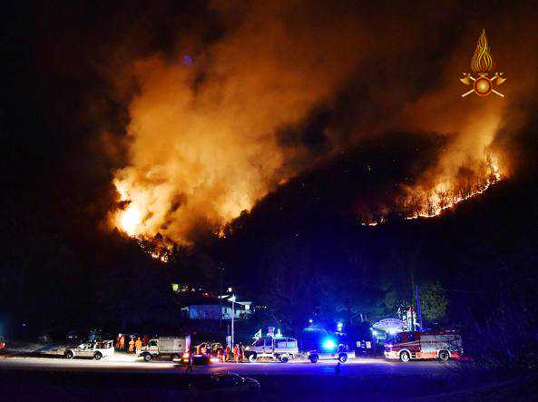 Incendi: in fiamme decine ettari boschi monte Martica (Va). Diverse squadre VVF sul posto