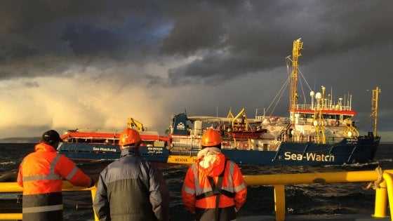 Migranti bloccati in mare per 14 lunghi giorni