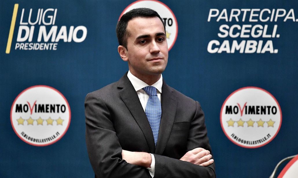 Di Maio: " Accogliamo donne e bambini"
