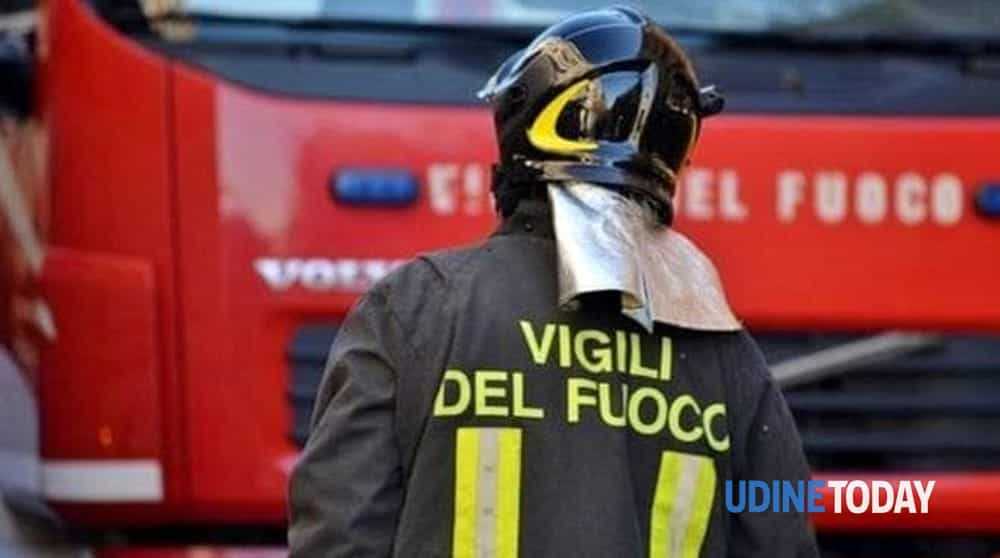 In fiamme tetto edificio nel Vicentino,vigili fuoco al lavoro da ore