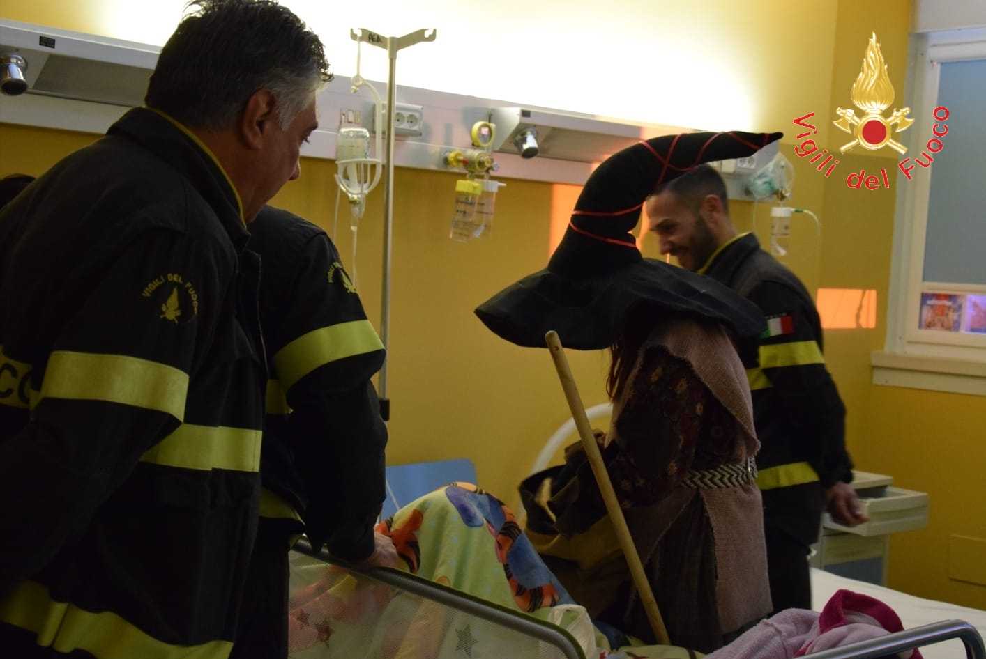 I VVF e la Befana donano gioia al reparto di pediatria dell'ospedale Giovanni Paolo II di Lamezia T.
