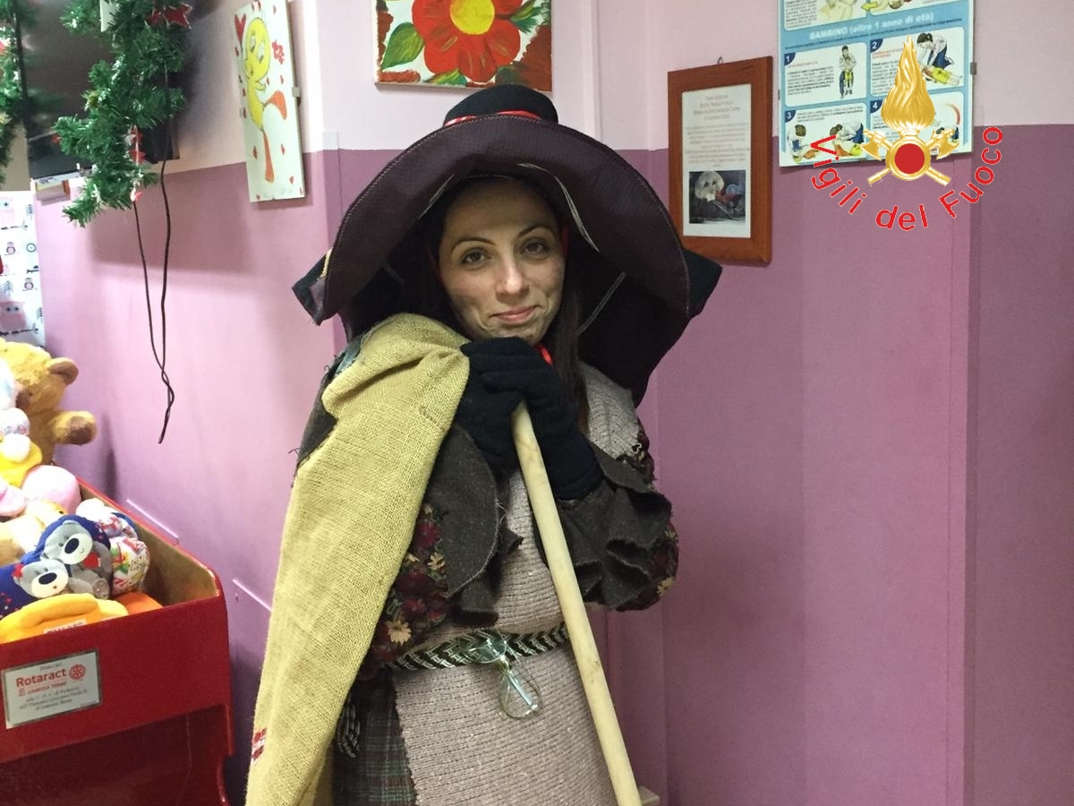 I VVF e la Befana donano gioia al reparto di pediatria dell'ospedale Giovanni Paolo II di Lamezia T.