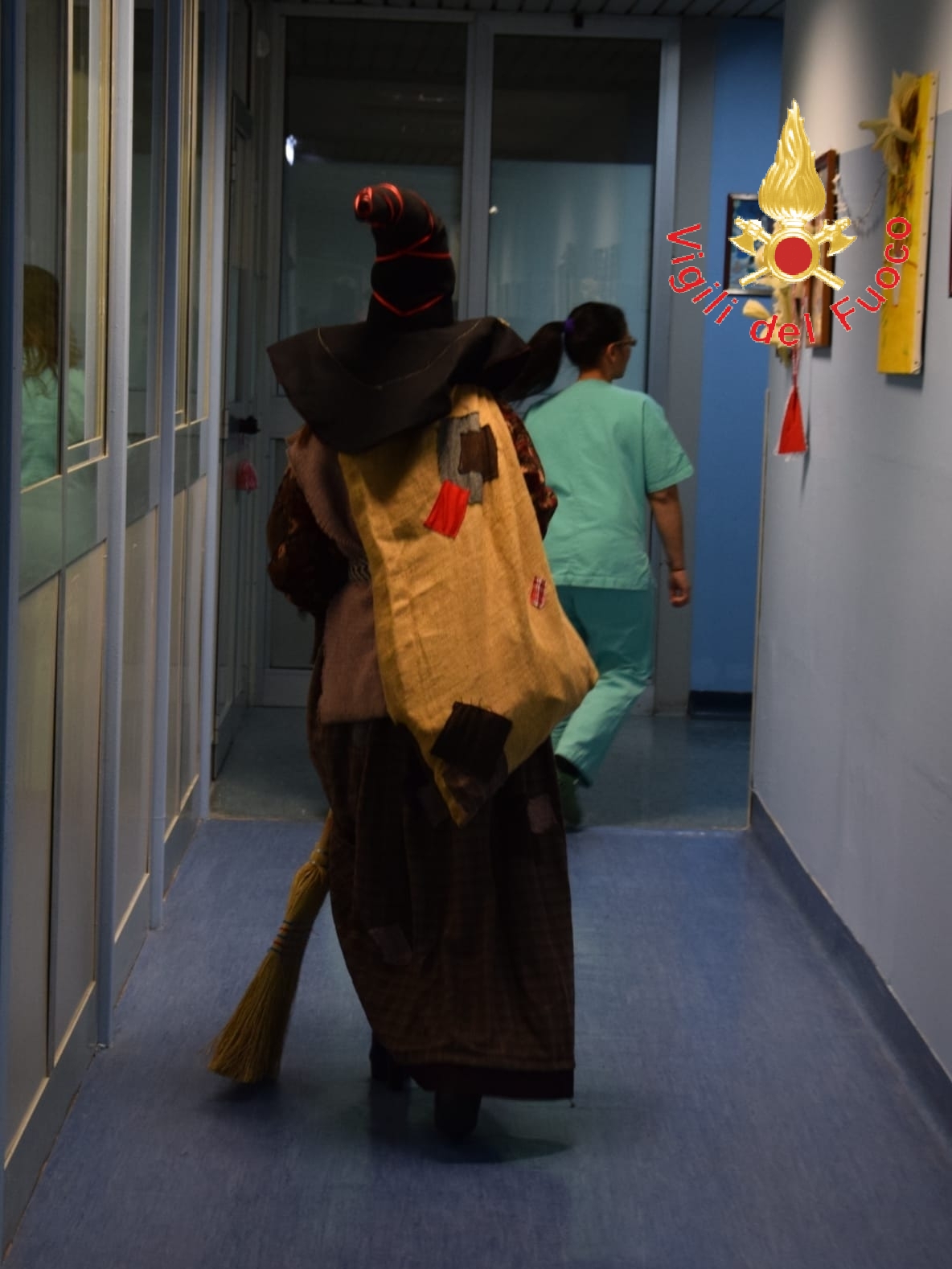 I VVF e la Befana donano gioia al reparto di pediatria dell'ospedale Giovanni Paolo II di Lamezia T.