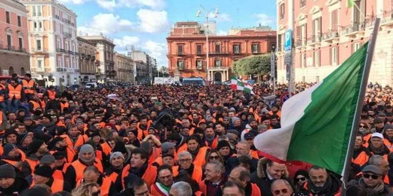 Tremila 'gilet arancioni' in protesta a Bari