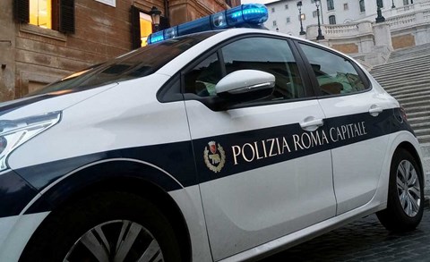 Roma, investe e uccide un clochard e fugge: è caccia al pirata della strada