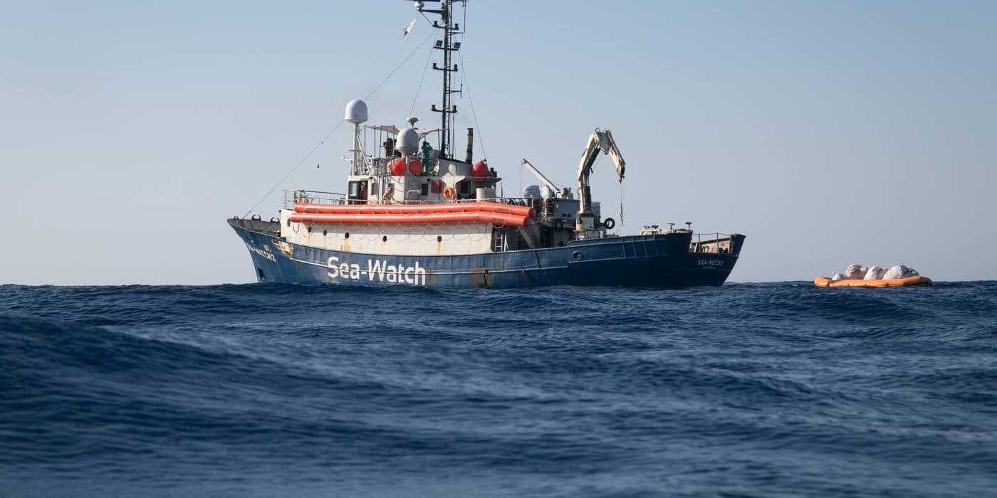 Sea Watch, migranti a bordo rifiutano cibo: Germania pronta a collaborare