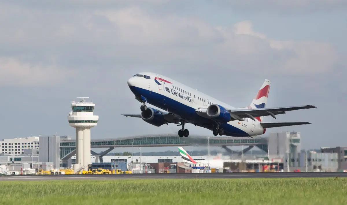 Drone non identificato avvistato in cielo, voli sospesi da Heathrow