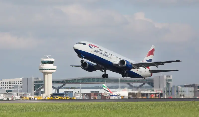 Drone non identificato avvistato in cielo, voli sospesi da Heathrow