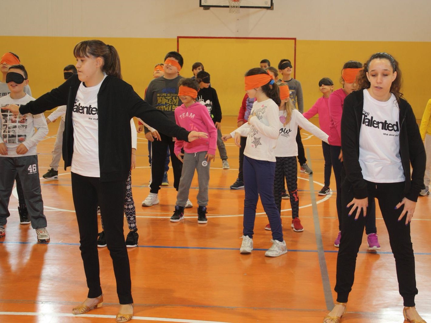 CIP Sardegna: di nuovo Agitamus nelle scuole di Porto Torres con danzatrici, cestisti e nuotatori