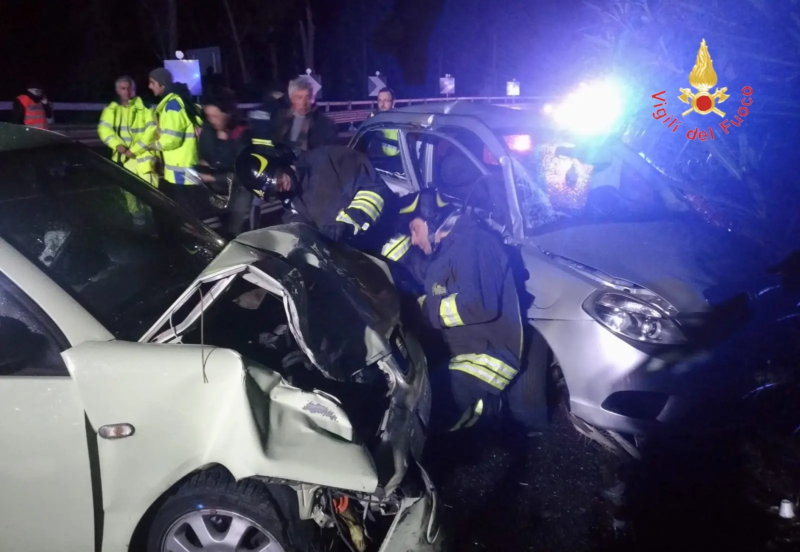 Incidente stradale: Copanello SS106,  coinvolti due autovetture, tre donne ferite sul posto VVF