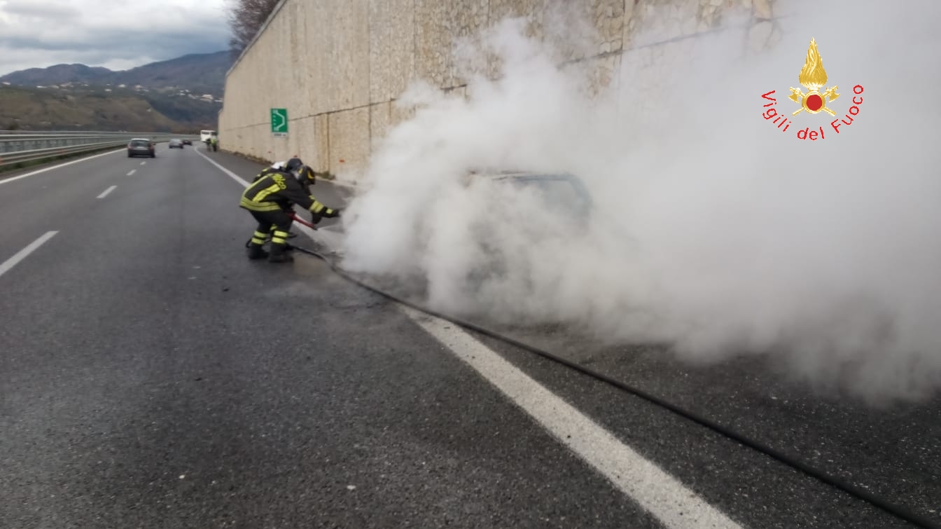 Divampata auto A2 tra Falerna e San Mango d'Aquino Salvo 80enne, intervento dei VVF