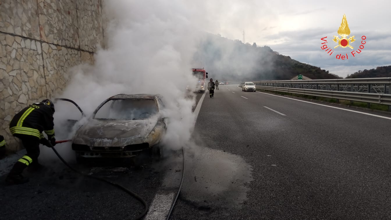 Divampata auto A2 tra Falerna e San Mango d'Aquino Salvo 80enne, intervento dei VVF