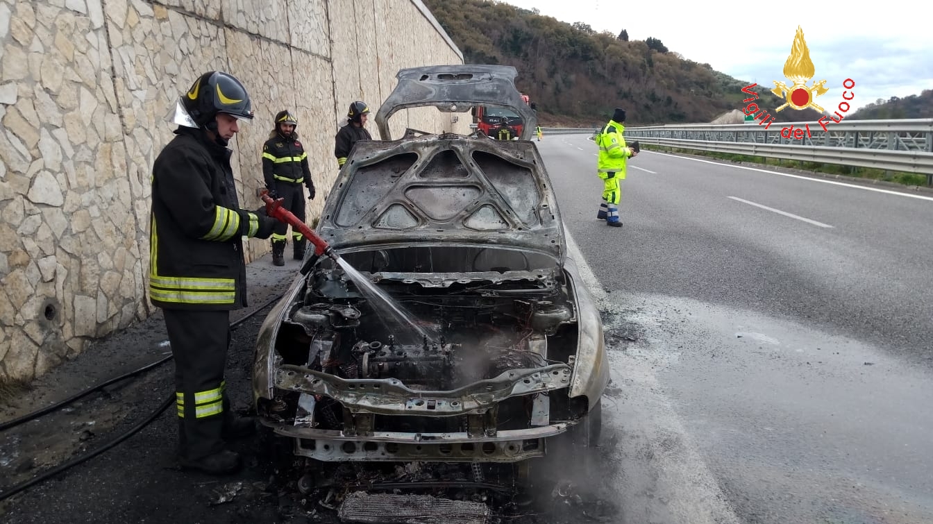 Divampata auto A2 tra Falerna e San Mango d'Aquino Salvo 80enne, intervento dei VVF