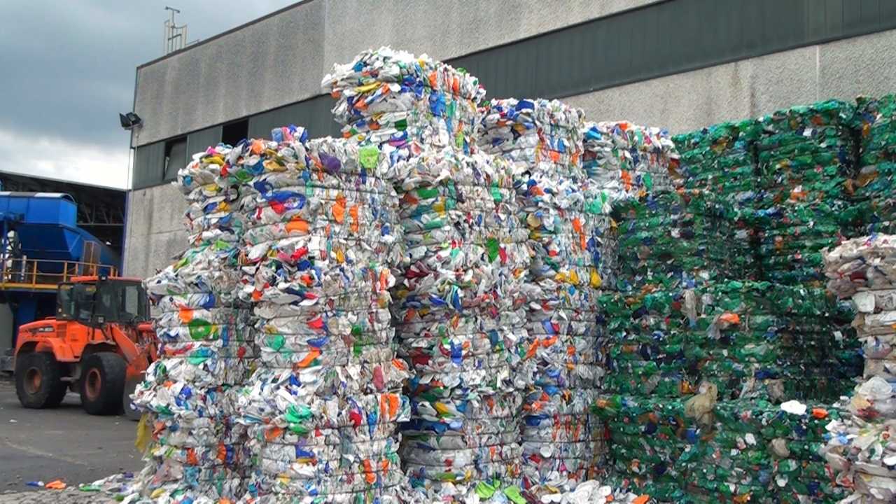 Riciclo plastica, in Italia il 40% della differenziata non viene riciclata