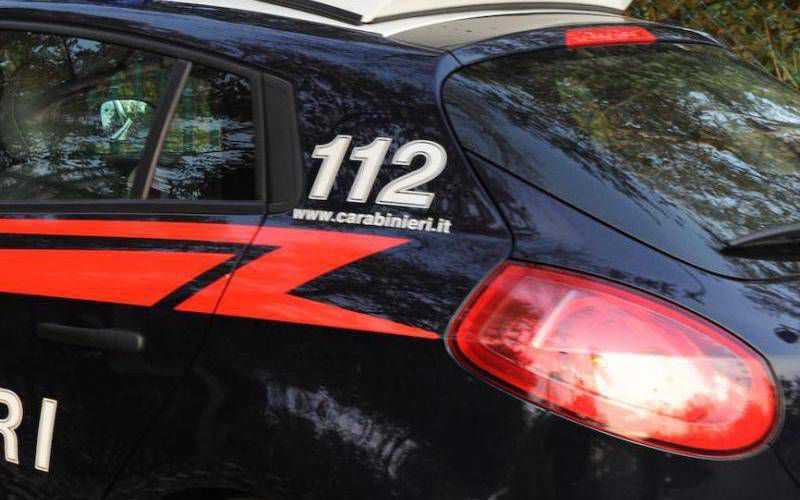 Torino, 70enne strangola il figlio con un cavo del pc e chiama i Carabinieri: “Venite a prendermi"