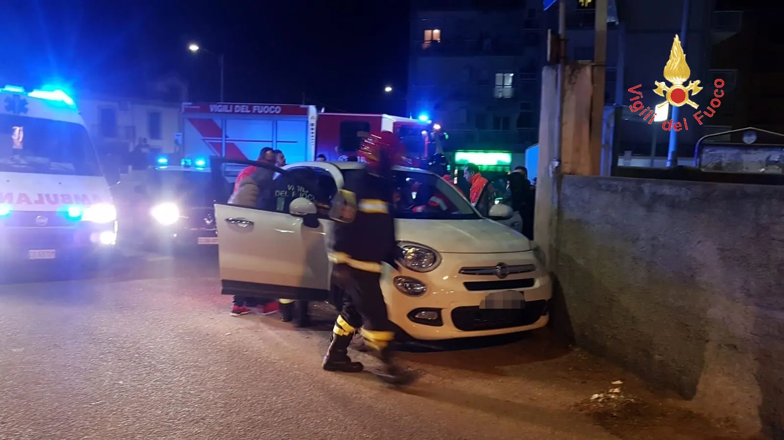 Incidente stradale: Catanzaro sud ragazza causa malore impatta contro muro, intervento dei VVF