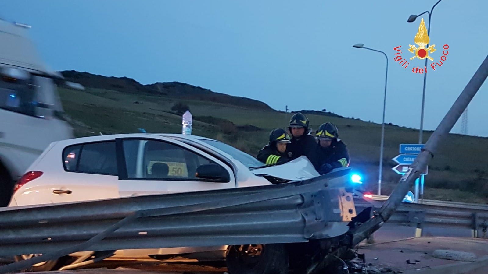 Incidente stradale: SS106, 24enne impatta contro guardrail, intervento dei VVF e suem118