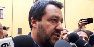 I nomi dei 30 terroristi latitanti sul tavolo di Matteo Salvini