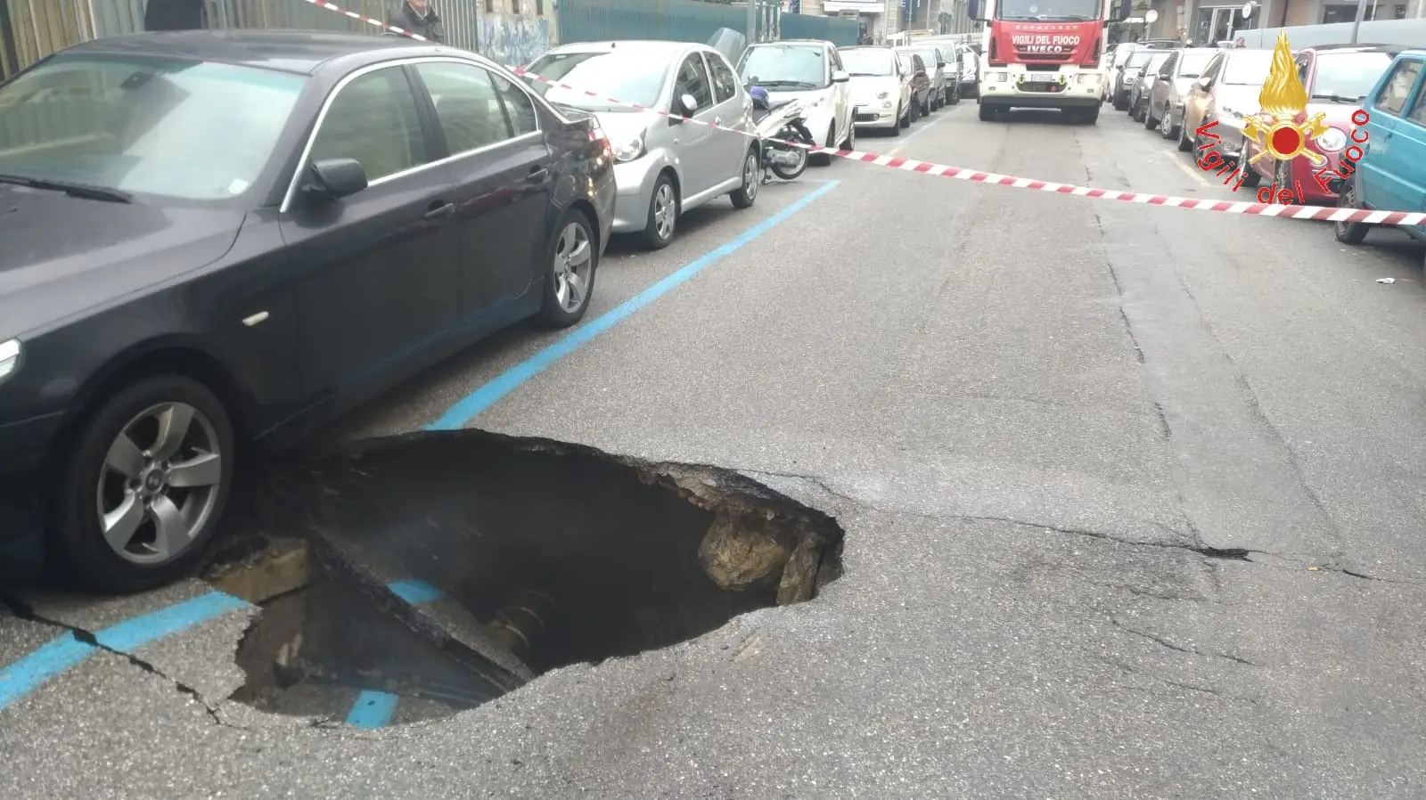 Catanzaro, in via Buccarelli si é creata una voragine, sul posto i VVF (foto)