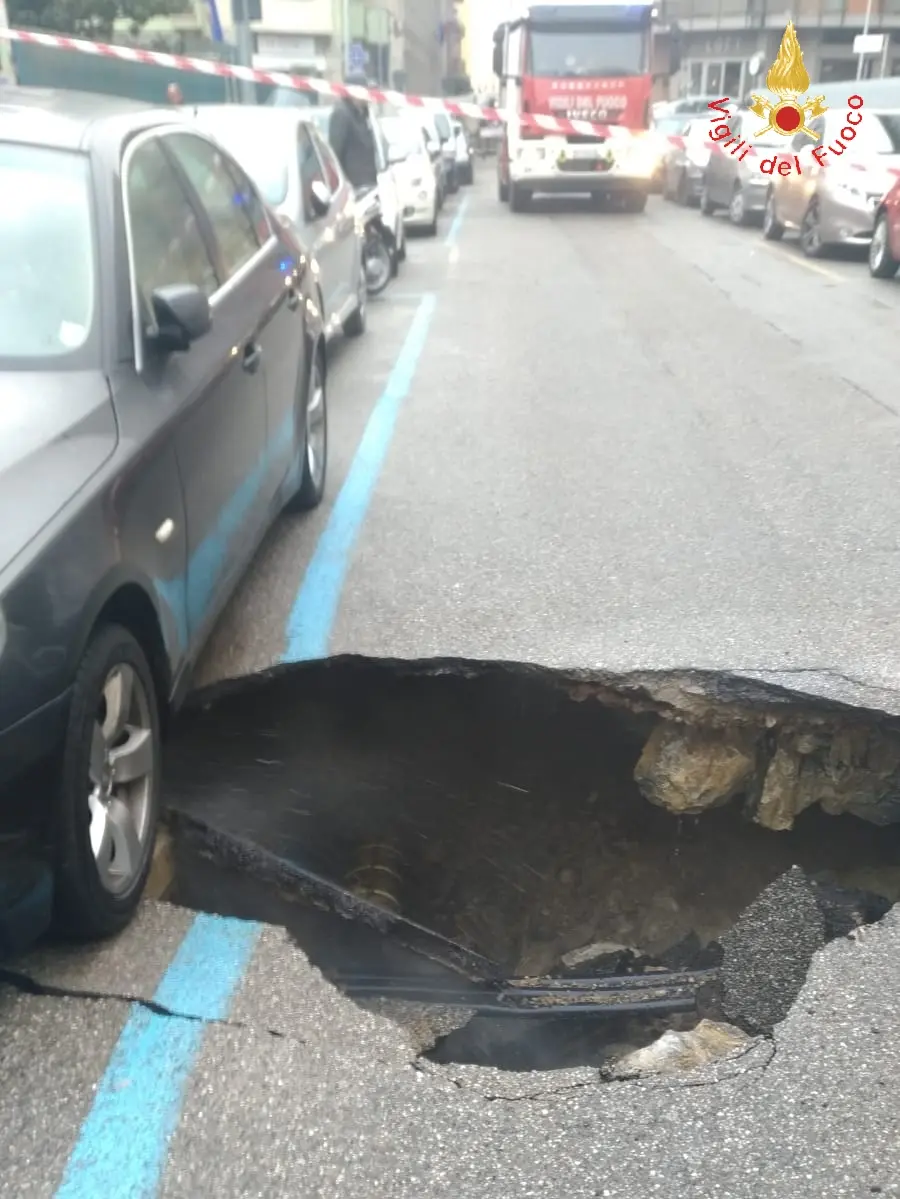 Catanzaro, in via Buccarelli si é creata una voragine, sul posto i VVF (foto)