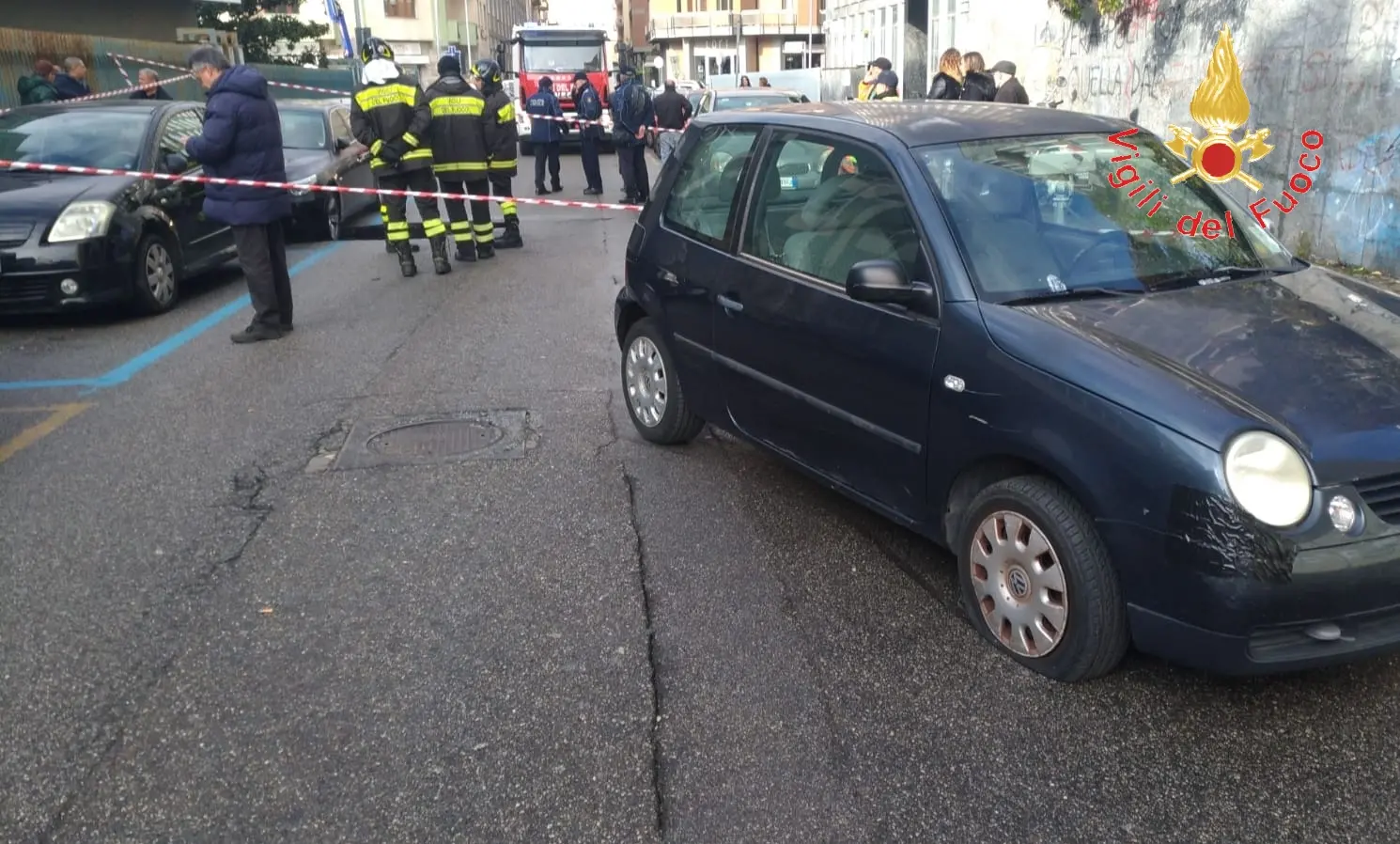 Catanzaro, in via Buccarelli si é creata una voragine, sul posto i VVF (foto)