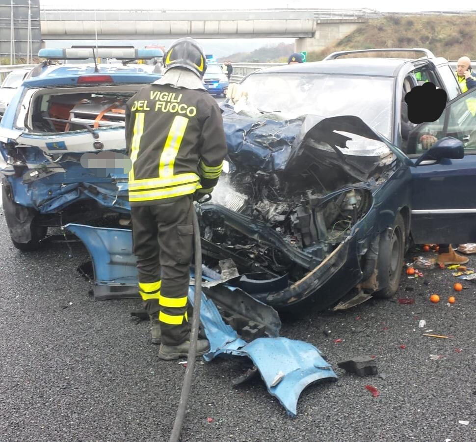 Incidente stradale: A2, auto della polizia viene tamponata, un ferito grave, sul posto i VVF