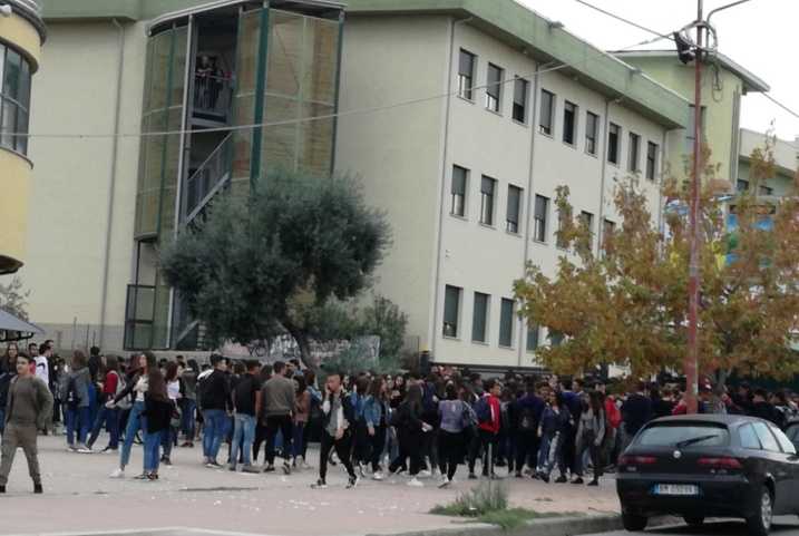 Scuola: scontro studenti-prof, dirigente sospesa nel Cosentino