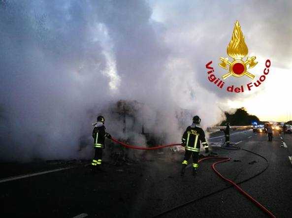 Bus Atac in fiamme a Roma, rientrava in deposito senza passeggeri, tempestivo intervento dei VVF