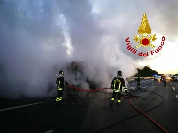 Bus Atac in fiamme a Roma, rientrava in deposito senza passeggeri, tempestivo intervento dei VVF