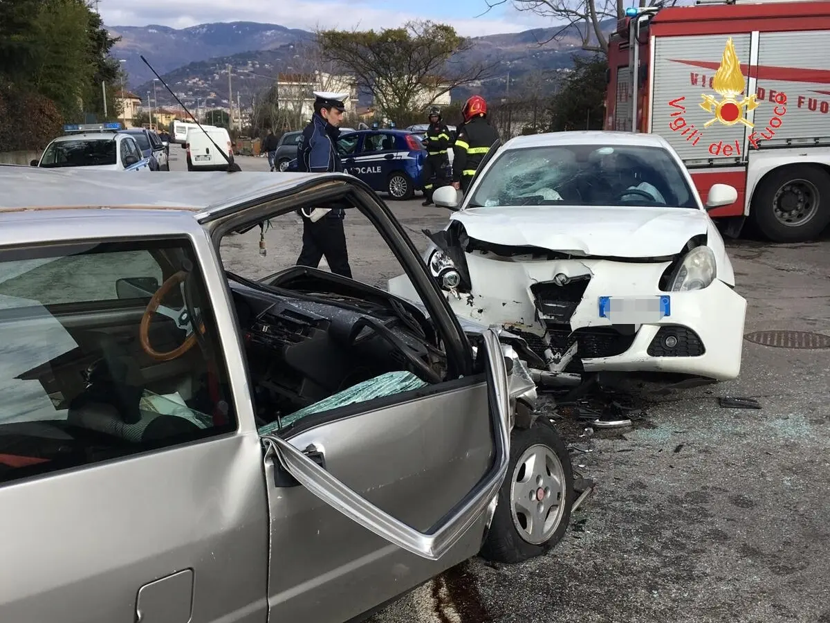 Incidenti stradali: Lamezia, scontro tra due auto, necessario l'intervento dei VVF